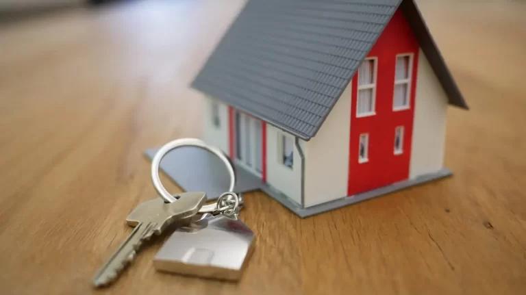 Difference between buying a house and an apartment